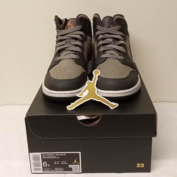 Air Jordan 1 mid SE BG - Picture 2 of 13